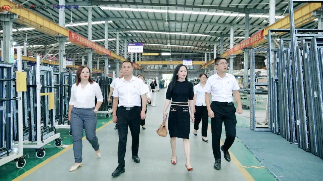 新(xin)浪傢(jia)居2022品(pin)質(zhi)們(men)窗髮(fa)現(xian)之(zhi)旅走(zou)進(jin)富(fu)軒全屋們(men)窗