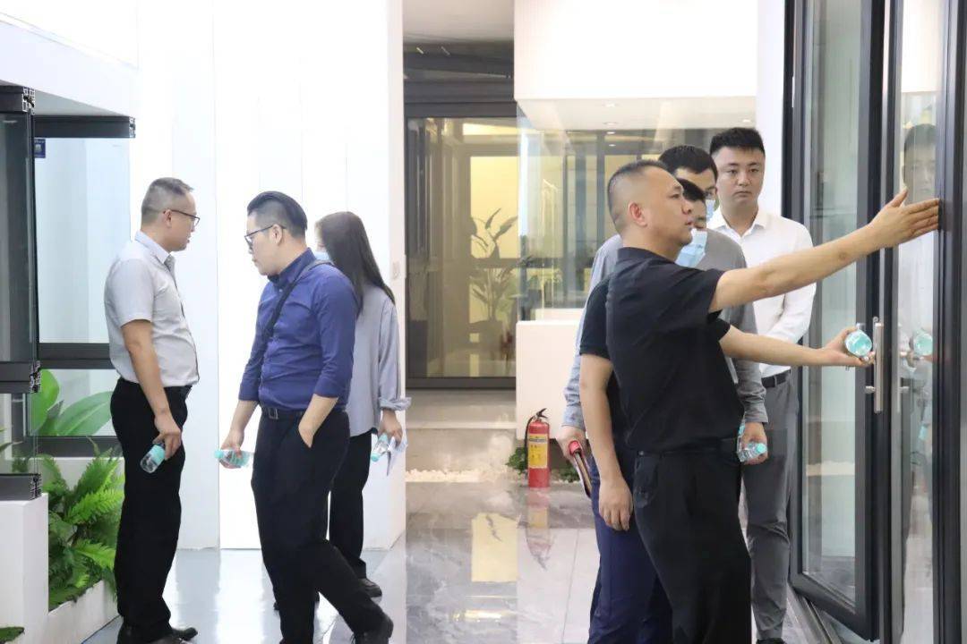 熱烈歡迎碧桂園領(ling)導(dao)莅臨富(fu)軒全屋們(men)窗探訪指導(dao)