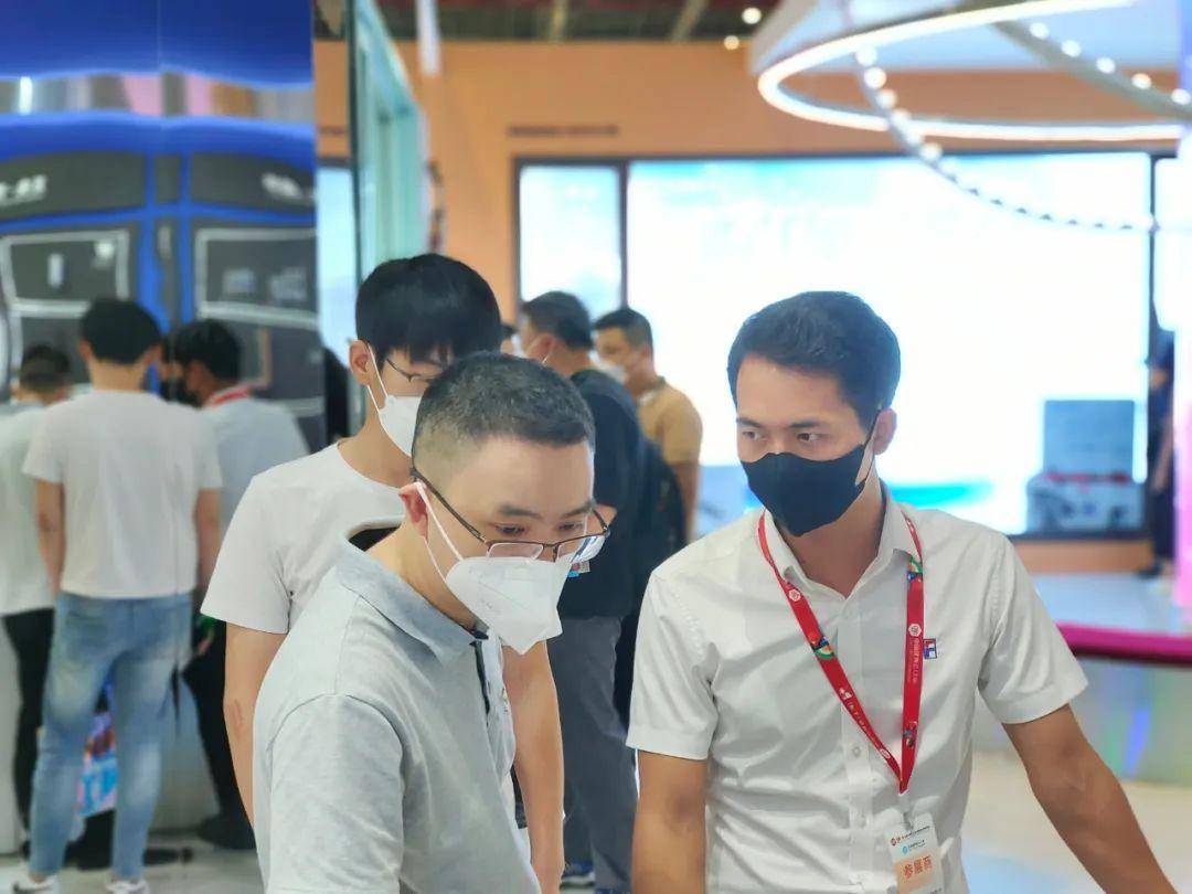 富(fu)軒全屋們(men)窗上海建(jian)博會DAY3展(zhan)廳圈粉無數(shu) 