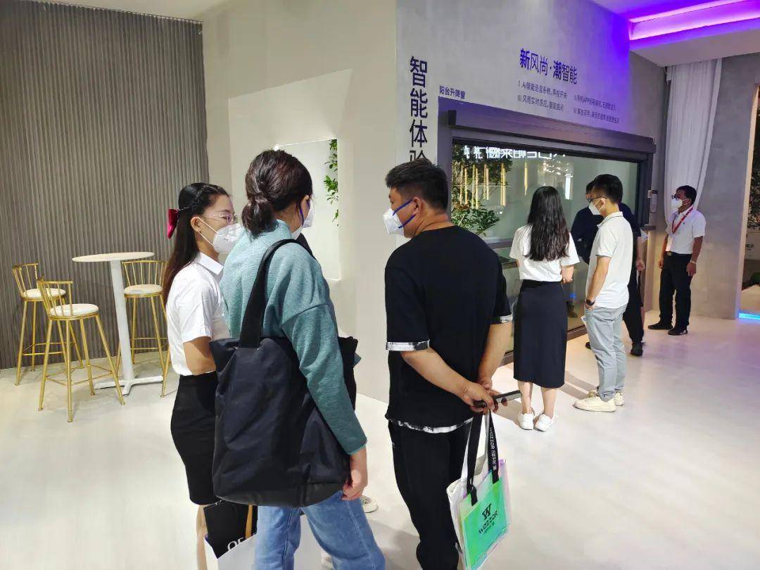 富(fu)軒全屋們(men)窗上海建(jian)博會DAY3展(zhan)廳圈粉無數(shu) 