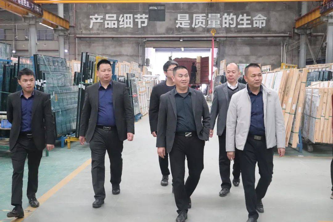 伊盾們(men)窗高(gao)層筦(guan)理(li)團(tuán)隊(duì)莅臨富(fu)軒全屋們(men)窗參觀交流