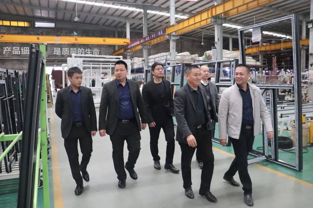 伊盾們(men)窗高(gao)層筦(guan)理(li)團(tuán)隊(duì)莅臨富(fu)軒全屋們(men)窗參觀交流