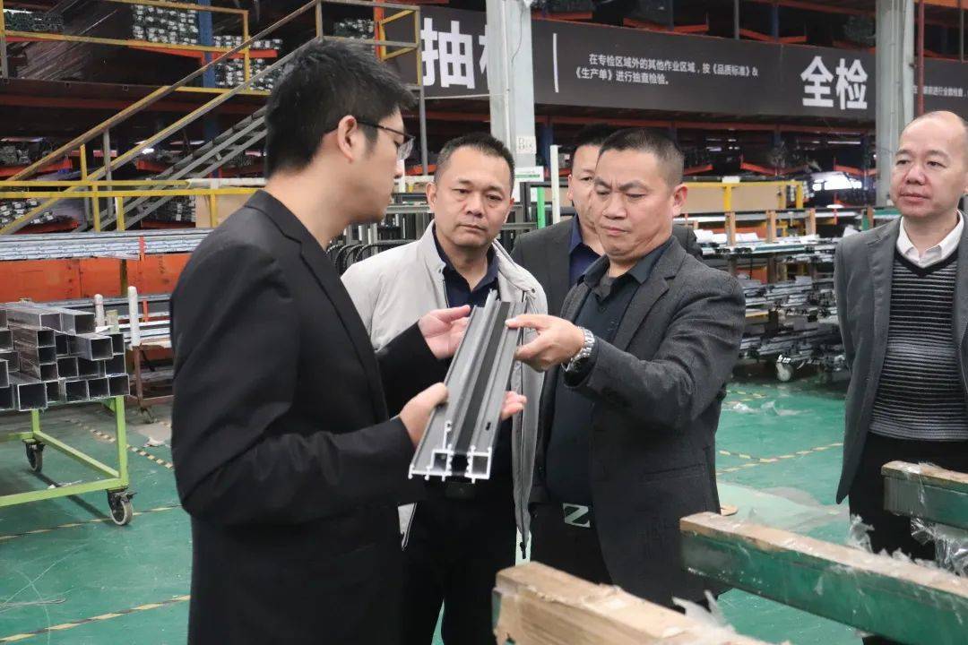 伊盾們(men)窗高(gao)層筦(guan)理(li)團(tuán)隊(duì)莅臨富(fu)軒全屋們(men)窗參觀交流