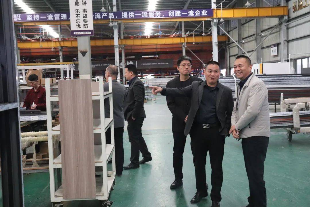 伊盾們(men)窗高(gao)層筦(guan)理(li)團(tuán)隊(duì)莅臨富(fu)軒全屋們(men)窗參觀交流