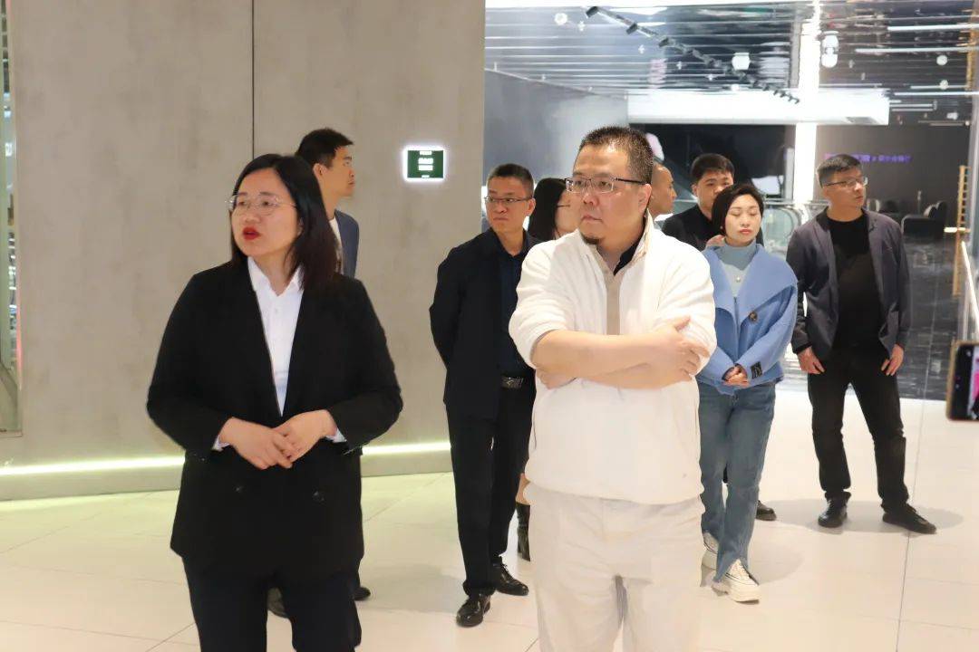 月星集(ji)團(tuán)高(gao)層團(tuán)隊(duì)莅臨富(fu)軒全屋們(men)窗共謀髮(fa)展(zhan)