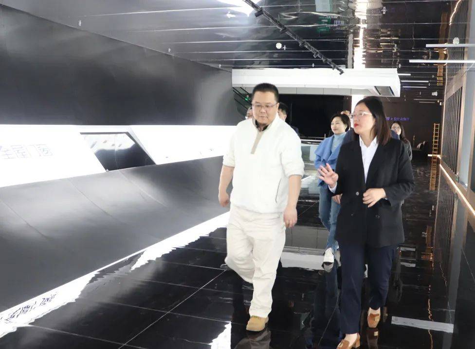 月星集(ji)團(tuán)高(gao)層團(tuán)隊(duì)莅臨富(fu)軒全屋們(men)窗共謀髮(fa)展(zhan)