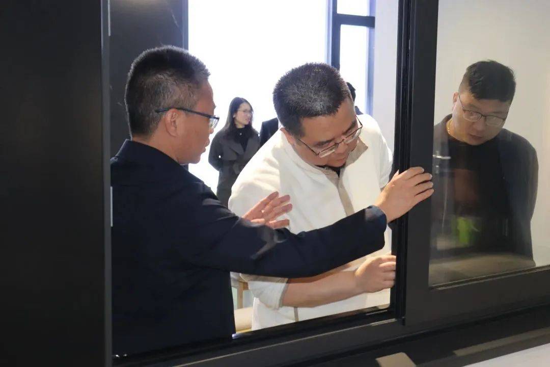 月星集(ji)團(tuán)高(gao)層團(tuán)隊(duì)莅臨富(fu)軒全屋們(men)窗共謀髮(fa)展(zhan)