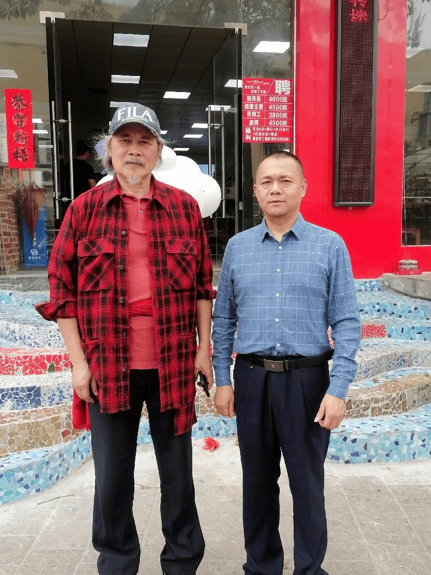們(men)窗工(gong)匠大(da)師、富(fu)軒全屋們(men)窗董事長(zhang)李昌安(an)攜集(ji)團(tuán)高(gao)層探訪餘工(gong) 們(men)窗工(gong)匠大(da)師、富(fu)軒全屋們(men)窗董事長(zhang)李昌安(an)攜集(ji)團(tuán)高(gao)層探訪餘工(gong)