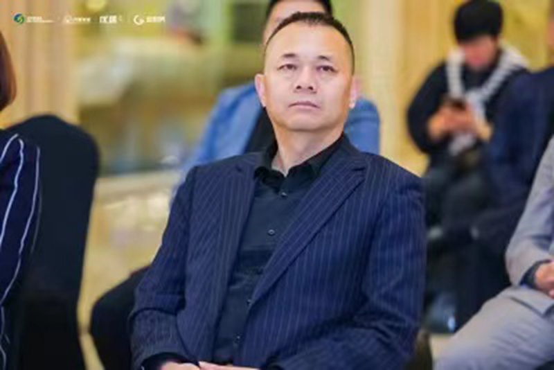 富(fu)軒全屋們(men)窗董事長(zhang)李昌安(an)出席2023係(xi)統們(men)窗新(xin)生(sheng)态高(gao)峰論壇