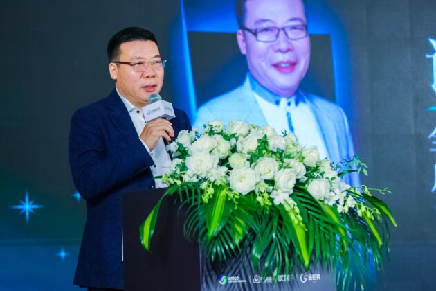 全國(guo)工(gong)商(shang)聯(lian)傢(jia)具(ju)裝(zhuang)飾業商(shang)會副會長(zhang)、月星傢(jia)居新(xin)零售連鎖集(ji)團(tuán)總裁許驚鴻