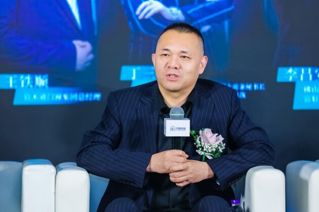 廣(guang)東省們(men)業協會常務(wu)副會長(zhang)、佛山(shān)市(shi)江(jiang)西南(nan)昌商(shang)會會長(zhang)、富(fu)軒集(ji)團(tuán)董事長(zhang)李昌安(an)