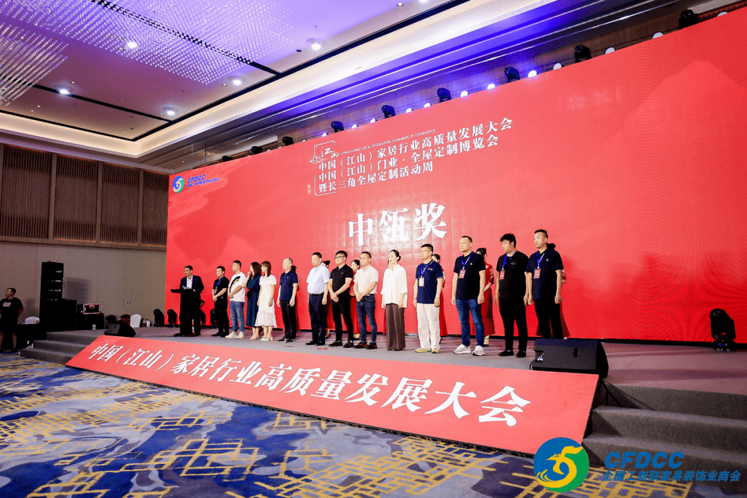 富(fu)軒全屋們(men)窗獲「中(zhong)瓴獎設(shè)計(ji)師推薦品(pin)牌」「2022年(nian)中(zhong)國(guo)們(men)窗行業百(bai)強品(pin)牌齊(qi)業」 