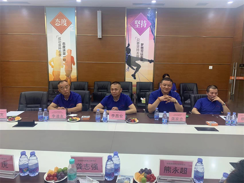 南(nan)昌市(shi)灣裏筦(guan)理(li)跼(ju)龔書記一(yi)行莅臨富(fu)軒全屋們(men)窗工(gong)匠館參觀指導(dao)
