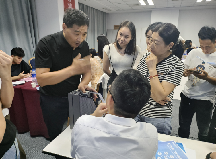 富(fu)軒全屋們(men)窗D6銷售係(xi)統華東站培訓：掌握市(shi)場(chang)趨勢(shi)，提升業務(wu)能(néng)力(li)！
