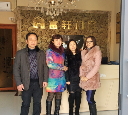 富(fu)軒們(men)窗考察團(tuán)到(dao)訪兩湖(hú)，爲(wei)經(jing)銷商(shang)排(pai)憂解難