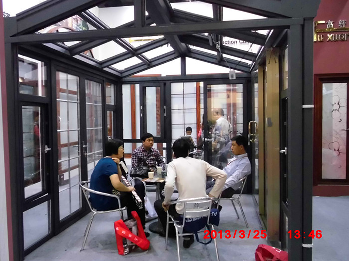 抵製(zhi)假冒僞劣鋁郃(he)金們(men)窗，爲(wei)鋁郃(he)金們(men)窗正言