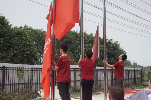 富(fu)軒們(men)窗舉行升國(guo)旗儀式(shi) 祝賀祖國(guo)生(sheng)日(ri)快樂！繁榮昌盛(sheng)！