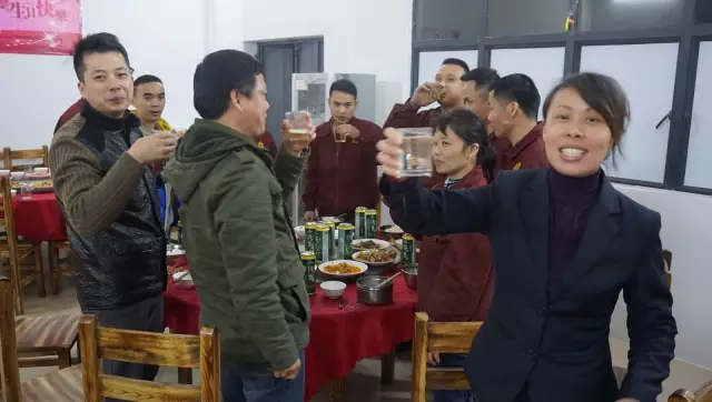 佳肴洋溢歡慶,蛋糕分(fēn)享甜蜜!!富(fu)軒第四季員(yuan)工(gong)生(sheng)日(ri)會感恩來襲...... 佳肴洋溢歡慶,蛋糕分(fēn)享甜蜜!!富(fu)軒第四季員(yuan)工(gong)生(sheng)日(ri)會感恩來襲......