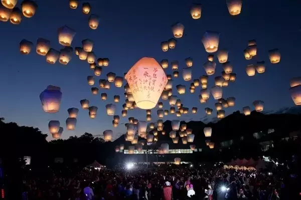猴年(nian)元宵節(jie)，富(fu)軒們(men)窗祝您心圓！夢圓！阖傢(jia)團(tuán)圓！