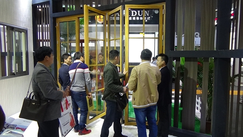 【聚(ju)焦們(men)博會】&nbsp;富(fu)軒們(men)窗再次給力(li)，接受觀衆&ldquo;檢(jian)閱&rdquo;