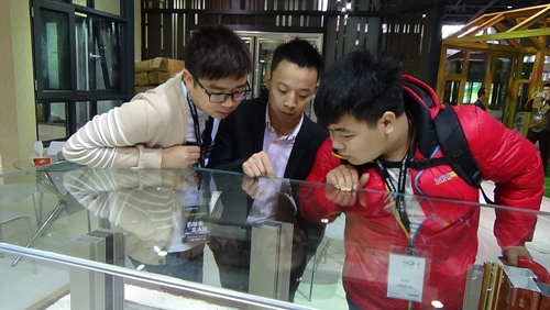 【聚(ju)焦們(men)博會】&nbsp;富(fu)軒們(men)窗再次給力(li)，接受觀衆&ldquo;檢(jian)閱&rdquo;