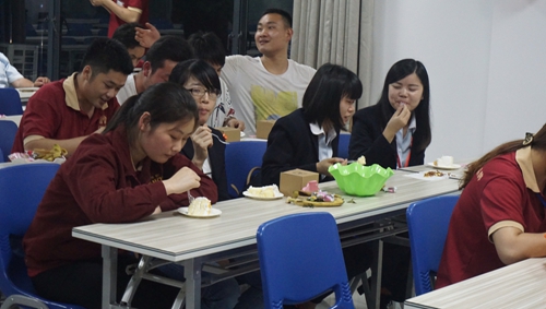 富(fu)軒員(yuan)工(gong)生(sheng)日(ri)會，歡樂溫暖時光！