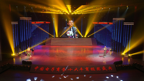 富(fu)軒們(men)窗董事長(zhang)李昌安(an)髮(fa)表獲獎感言