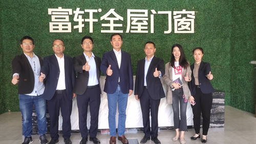 大(da)咖探訪|富(fu)軒全屋們(men)窗熱烈歡迎佛山(shān)江(jiang)西商(shang)會會長(zhang)莅臨參觀