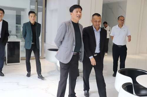 行業交流|南(nan)京移們(men)協會會長(zhang)走(zou)訪富(fu)軒全屋們(men)窗