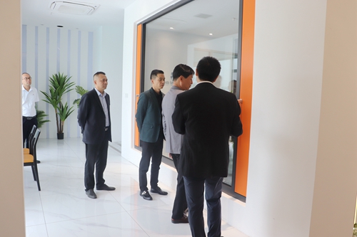 行業交流|南(nan)京移們(men)協會會長(zhang)走(zou)訪富(fu)軒全屋們(men)窗