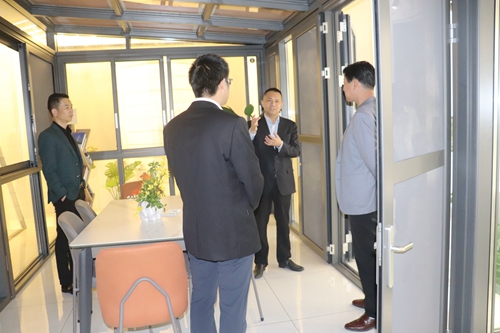 行業交流|南(nan)京移們(men)協會會長(zhang)走(zou)訪富(fu)軒全屋們(men)窗
