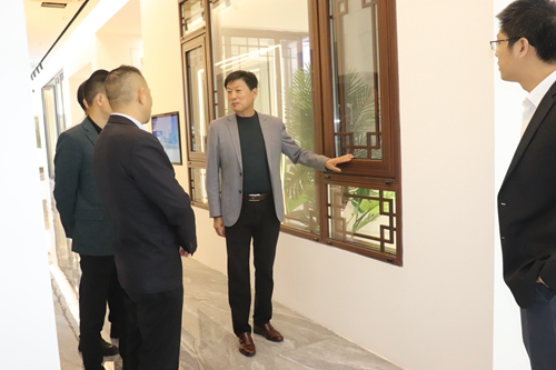 行業交流|南(nan)京移們(men)協會會長(zhang)走(zou)訪富(fu)軒全屋們(men)窗