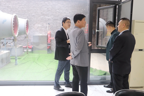 行業交流|南(nan)京移們(men)協會會長(zhang)走(zou)訪富(fu)軒全屋們(men)窗