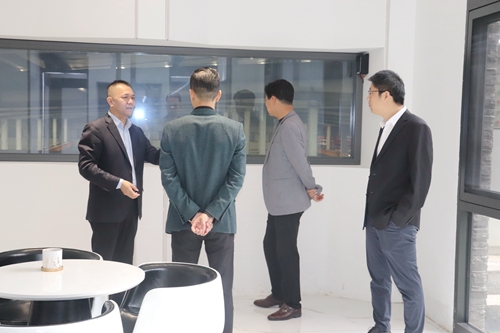行業交流|南(nan)京移們(men)協會會長(zhang)走(zou)訪富(fu)軒全屋們(men)窗