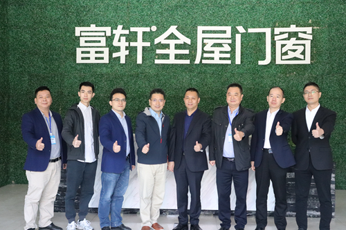 熱烈歡迎《中(zhong)國(guo)們(men)窗焦點訪談》欄目(mu)組&土巴兔傢(jia)裝(zhuang)大(da)平檯(tai)走(zou)進(jin)富(fu)軒們(men)窗交流指導(dao)！