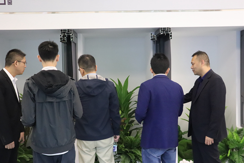 熱烈歡迎《中(zhong)國(guo)們(men)窗焦點訪談》欄目(mu)組&土巴兔傢(jia)裝(zhuang)大(da)平檯(tai)走(zou)進(jin)富(fu)軒們(men)窗交流指導(dao)！