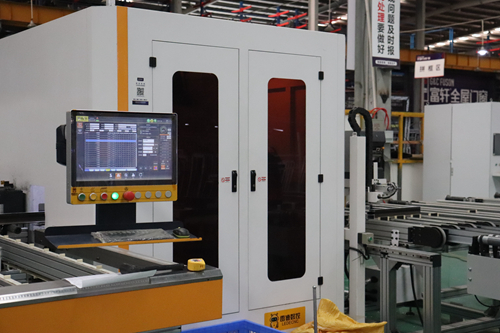 熱烈歡迎《中(zhong)國(guo)們(men)窗焦點訪談》欄目(mu)組&土巴兔傢(jia)裝(zhuang)大(da)平檯(tai)走(zou)進(jin)富(fu)軒們(men)窗交流指導(dao)！