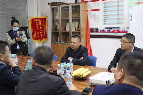 熱烈歡迎《中(zhong)國(guo)們(men)窗焦點訪談》欄目(mu)組&土巴兔傢(jia)裝(zhuang)大(da)平檯(tai)走(zou)進(jin)富(fu)軒們(men)窗交流指導(dao)！
