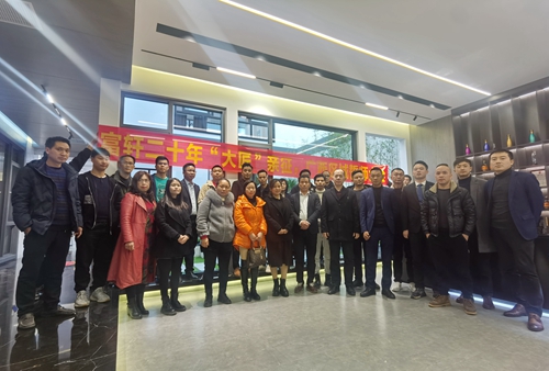大(da)匠出征|富(fu)軒全屋們(men)窗廣(guang)西區(qu)域(yu)開們(men)紅(hong)啓動(dòng)大(da)會