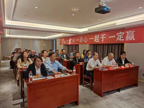 富(fu)軒全屋們(men)窗618雲南(nan)省聯(lian)動(dòng)暨總裁簽售會活動(dòng)啓動(dòng)大(da)會