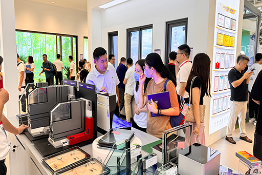 首日(ri)盛(sheng)況 | 富(fu)軒全屋們(men)窗展(zhan)館強勢(shi)吸(xi)睛，品(pin)牌實力(li)盡顯